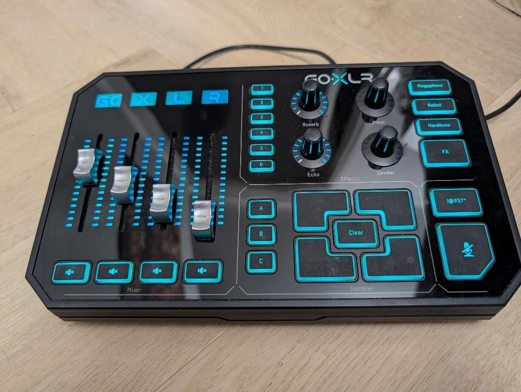 TC Helicon GoXLR 4-kanalen USB Broadcast Mixer, Ophalen of Verzenden, Zo goed als nieuw, Minder dan 5 kanalen, Microfooningang