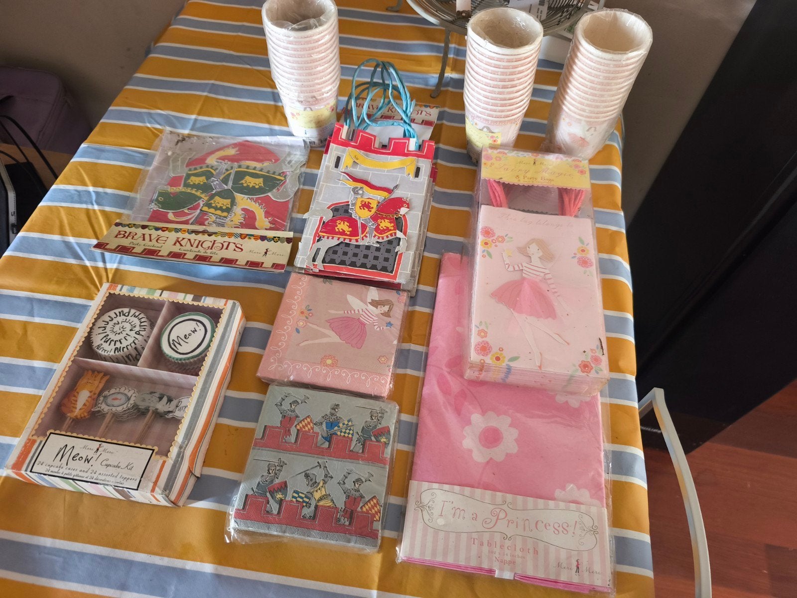 Partij meri meri kinder feestjes spulletjes en er is nog vee, Ophalen of Verzenden