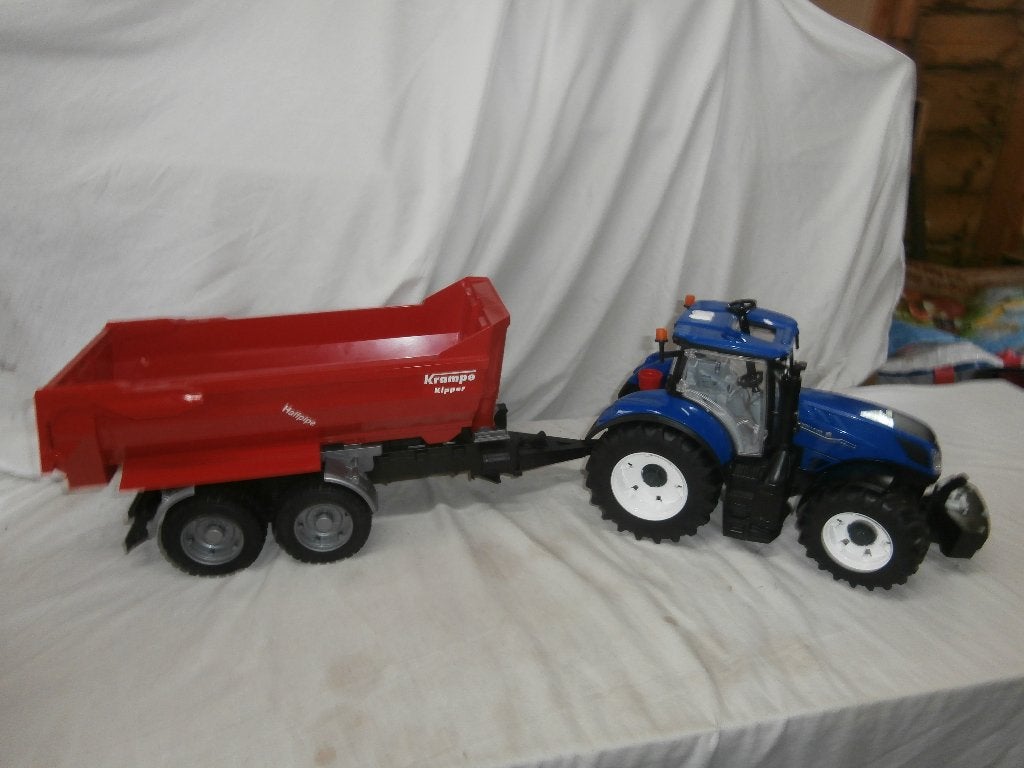 Bruder New Holland T7.315 trekker met Krampe kieper, Ophalen, Zo goed als nieuw
