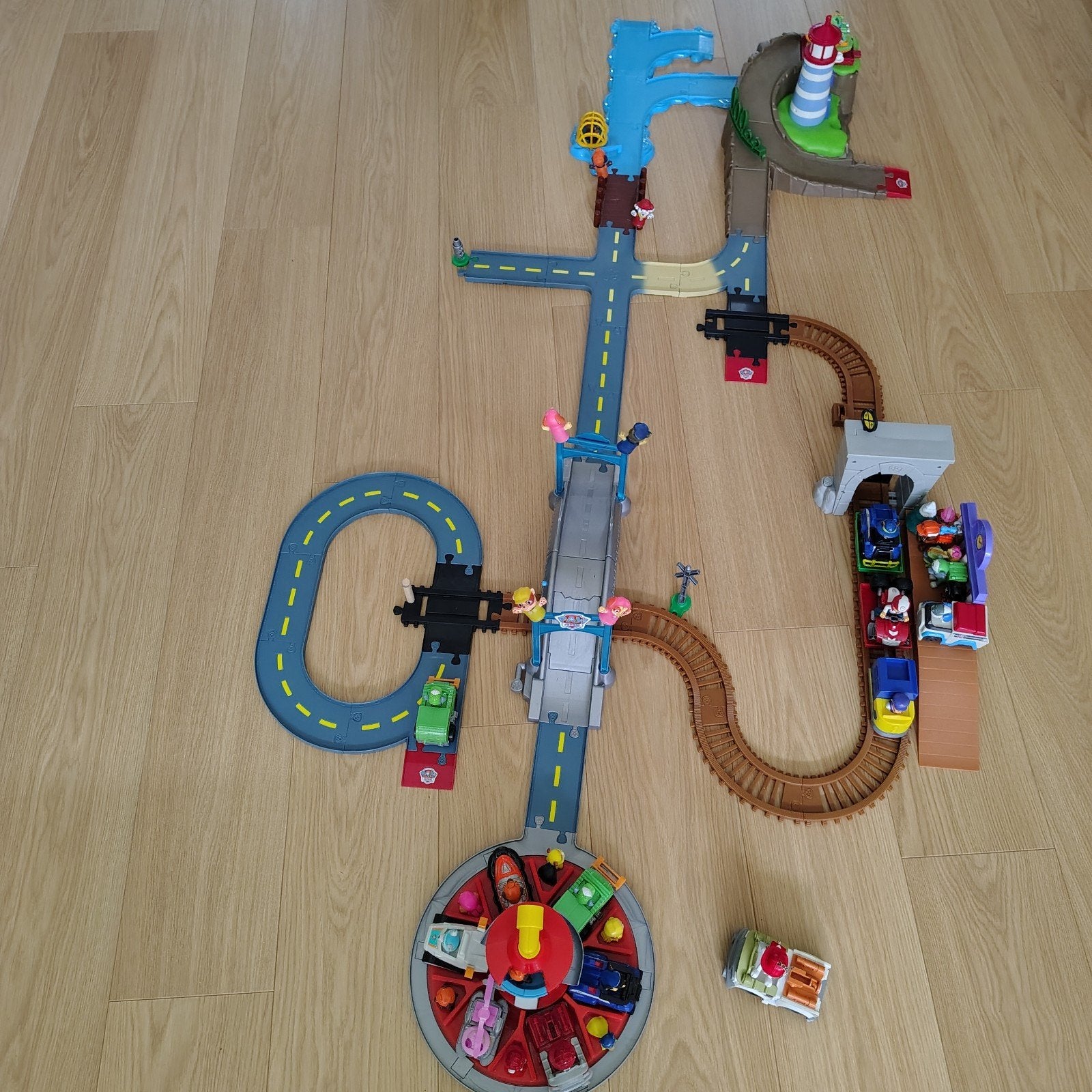 Uitgebreide Paw Patrol set met voertuigen, speelbaan, trein, Ophalen of Verzenden, Gebruikt