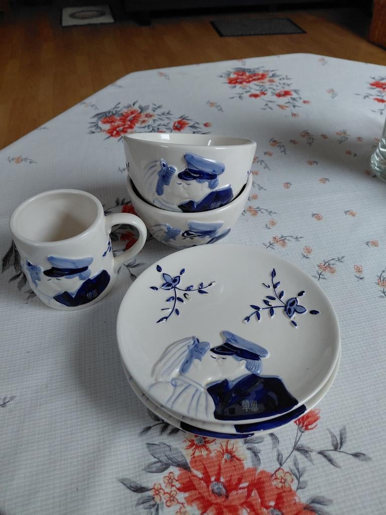 Uniek servies: borden, kommen, mok met Delfts blauw decor, Ophalen of Verzenden, Zo goed als nieuw, Bord(en), Overige stijlen
