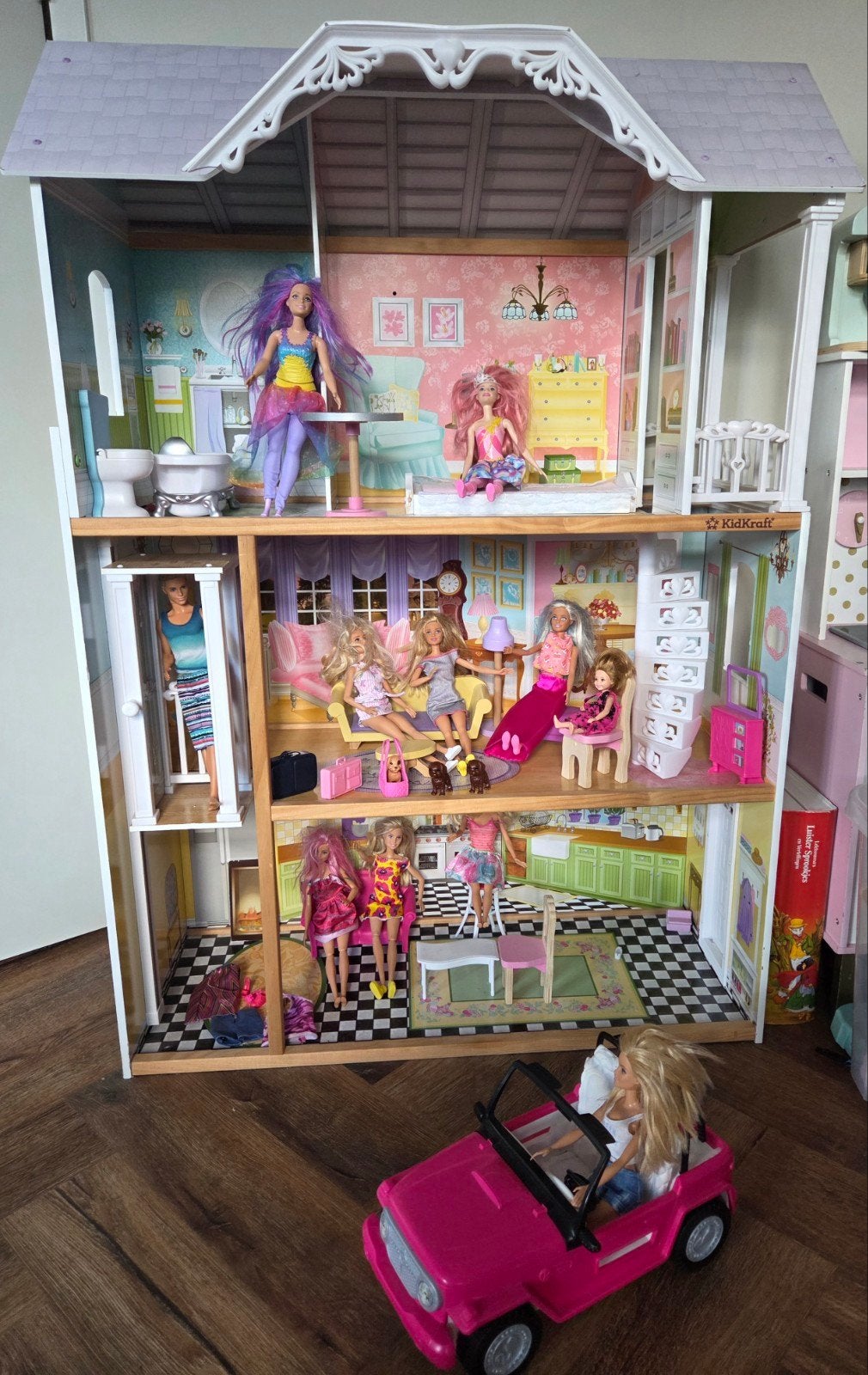 Groot KidKraft Poppenhuis incl. meubels, auto en barbies, Kinderen en Baby's, Ophalen, Gebruikt, Poppenhuis