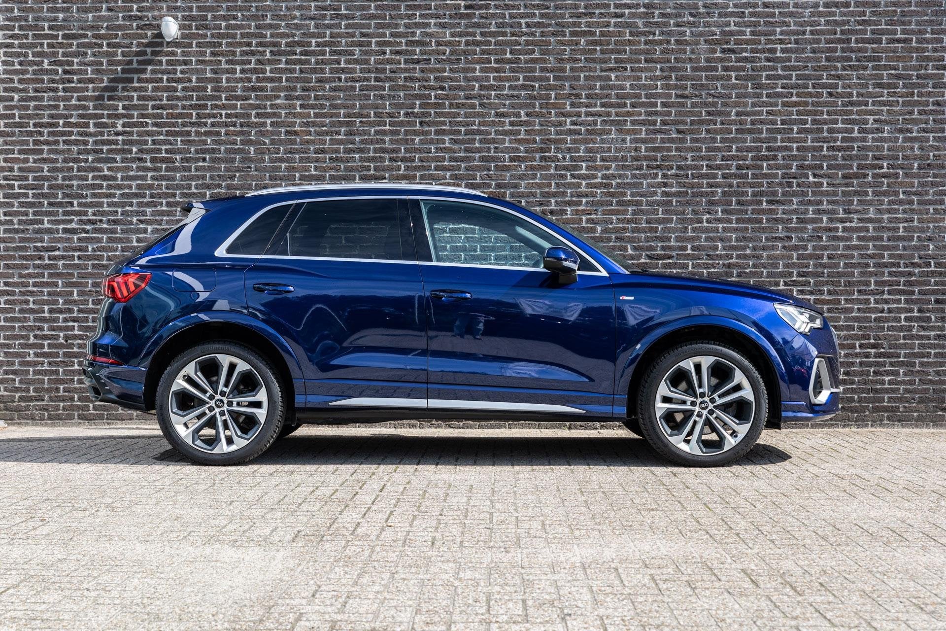 Audi Q3 45 TFSIe 245pk S Edition | Panoramadak | Sfeerverlic, 12 maanden, Gebruikt, Blauw, Leder en Stof