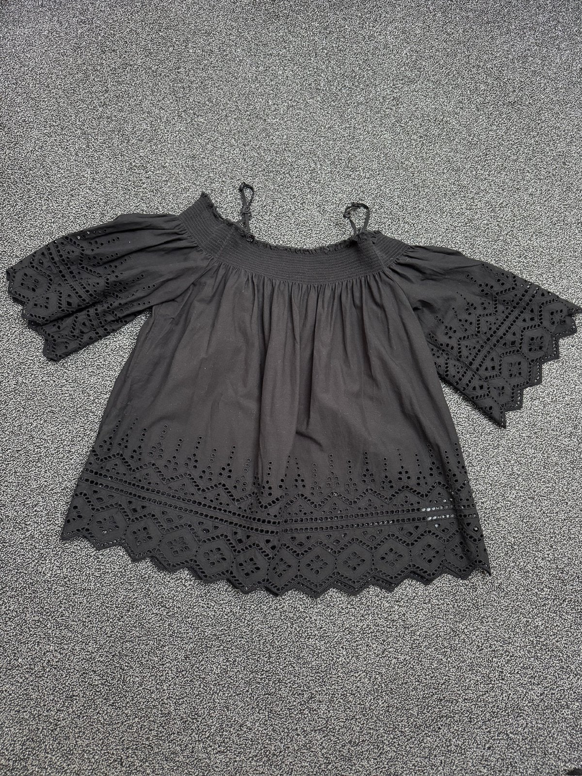 Zwarte blouse met broderie maat 38/40 nieuwstaat, Kleding | Dames, Tops, Maat 38/40 (M), Zwart, Ophalen of Verzenden, Zo goed als nieuw
