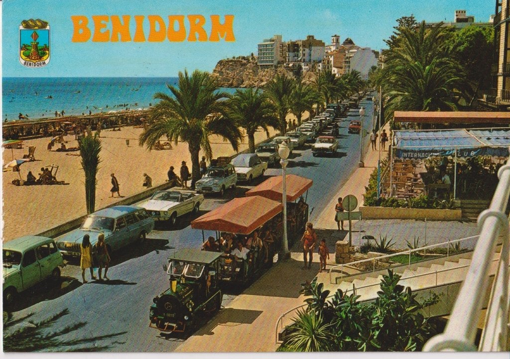 Spanje , Benidorm met auto's , Ford Mustang Cabriolet, Verzamelen, Ansichtkaarten | Buitenland, Ophalen of Verzenden, 1960 tot 1980