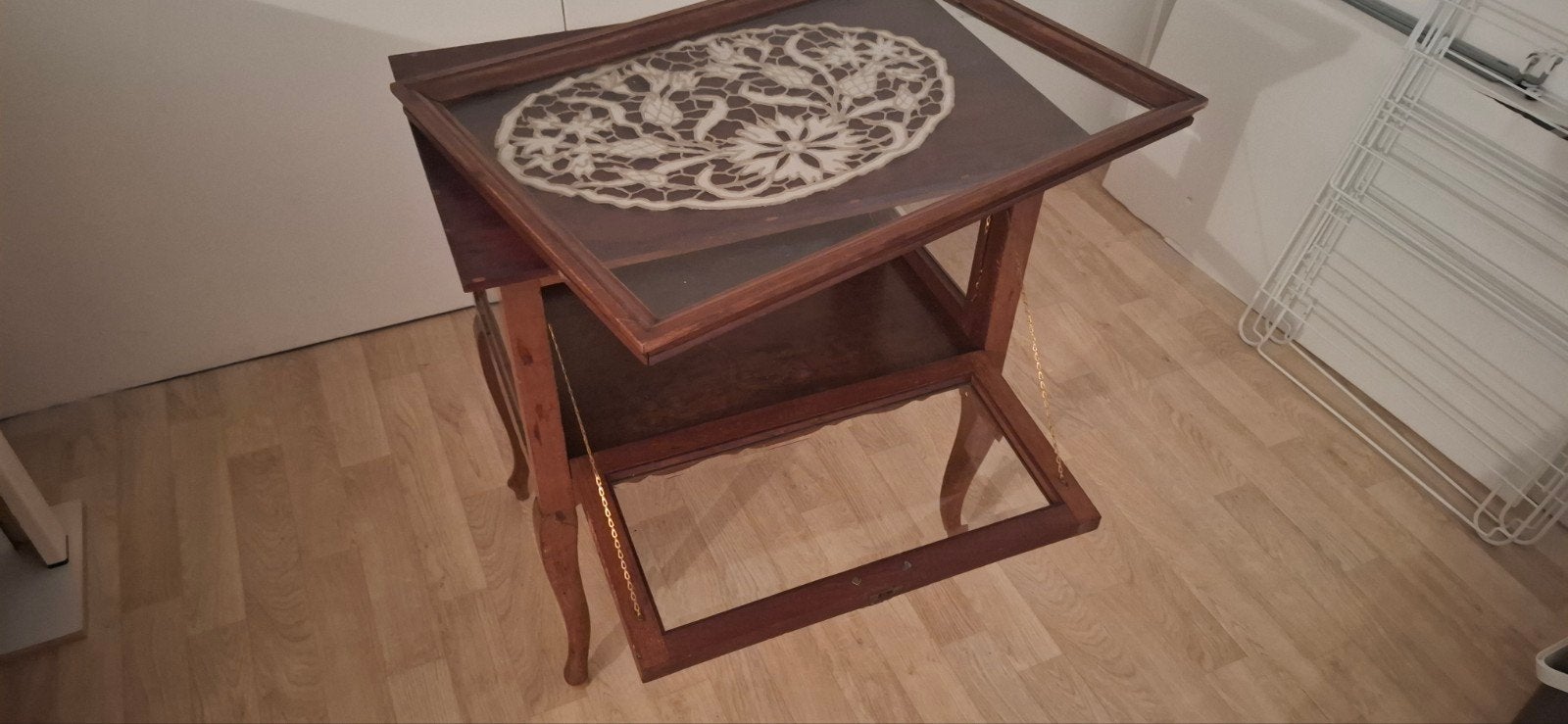 Antieke vitrinekast / theetafel met glasplaat, Ophalen