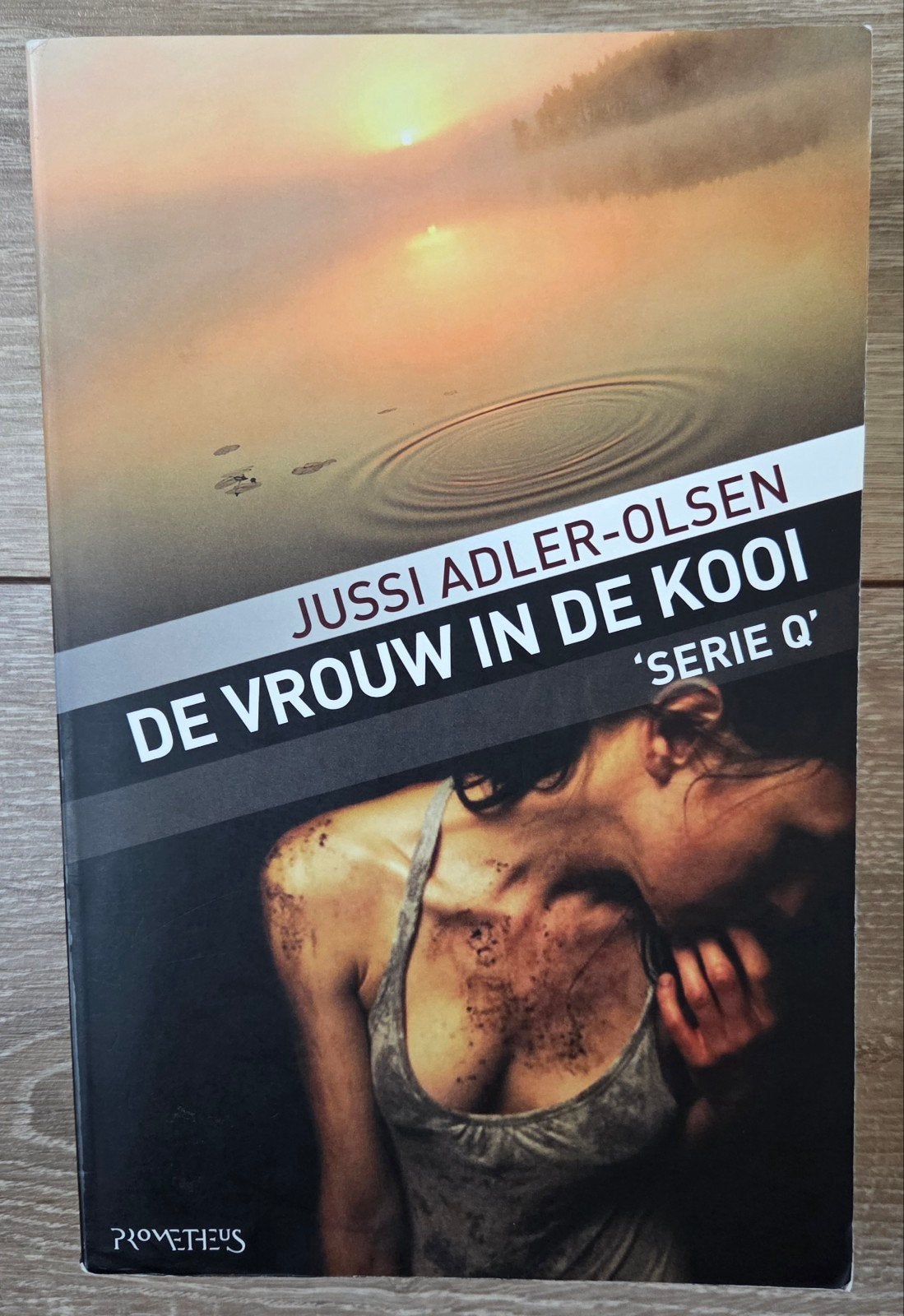 Jussi Adler-Olsen - De vrouw in de kooi, Ophalen of Verzenden, Zo goed als nieuw, Scandinavië, Jussi Adler-Olsen