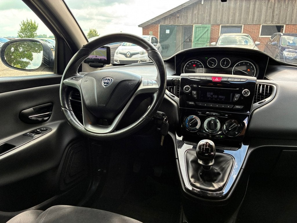 Lancia Ypsilon 0.9 TwinAir Platinum | Airco + Navi nu € 4., Auto's, Lancia, Voorwielaandrijving, Euro 5, 86 pk, Gebruikt