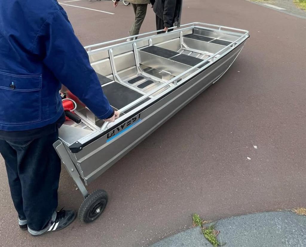 Qwest aluminium platbodem 3.31 meter, Ophalen, Zo goed als nieuw