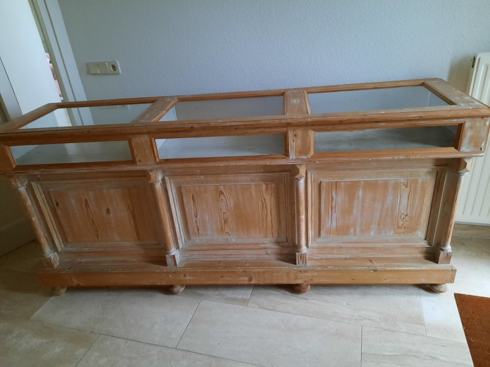 Antieke houten toonbank met glazen vitrine, Ophalen