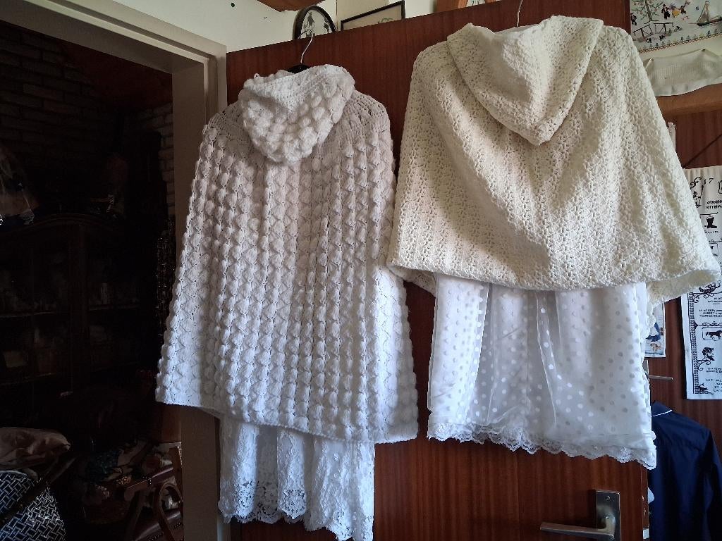 babykleding vintage 2 doopjurkjes met 2 gehaakte cape,s, Ophalen of Verzenden