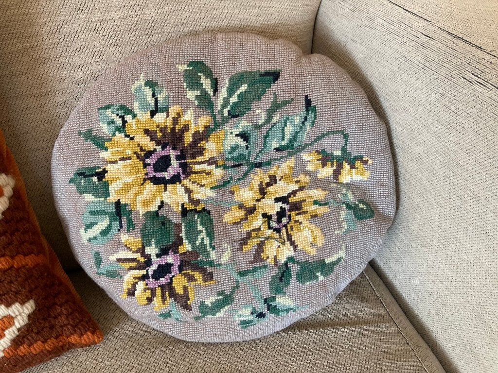 Gehaakt geborduurd mooi sierkussentje met gele bloemen, Meerkleurig, Rond, Ophalen of Verzenden, Zo goed als nieuw