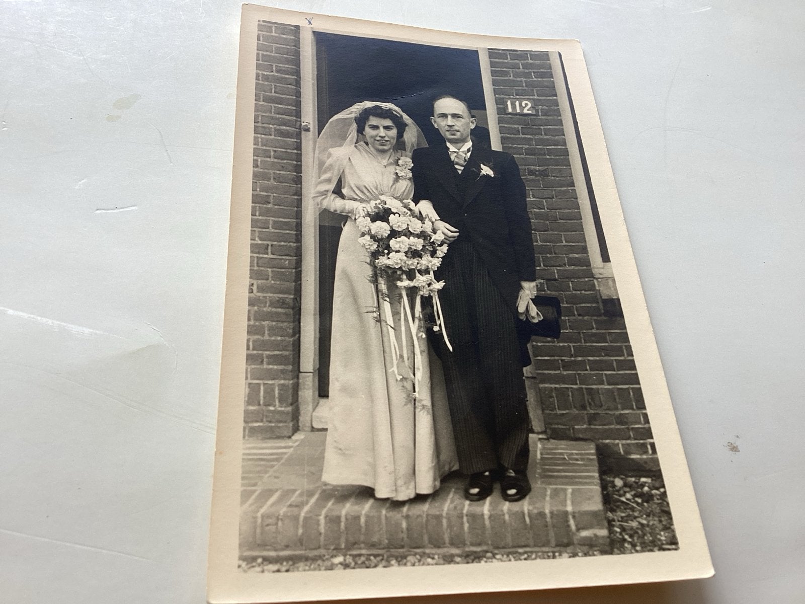 Den Haag trouwfoto bruidspaar voor huisnummer 112, Gebruikt, Foto, Ophalen of Verzenden, Voor 1940