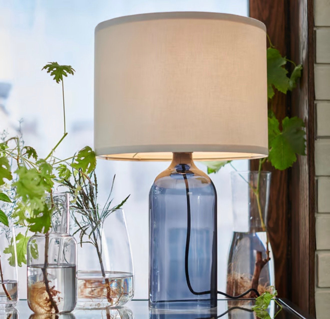 IKEA TONVIS Tafellamp – Gerookt Glas/Wit – 52 cm – Als nieuw, E27 (groot), Met kap, IKEA, Schemerlamp