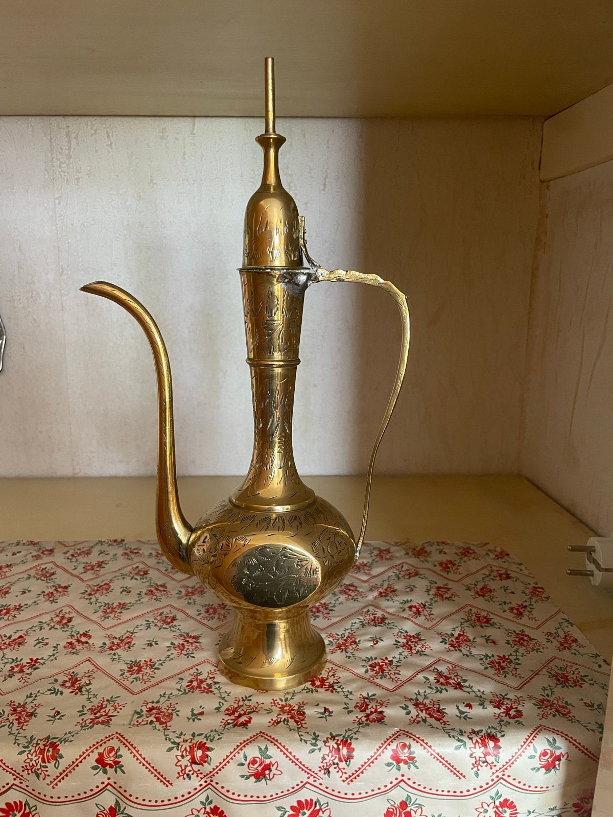 Antieke messing waterkan met gedetailleerd gravure, Ophalen