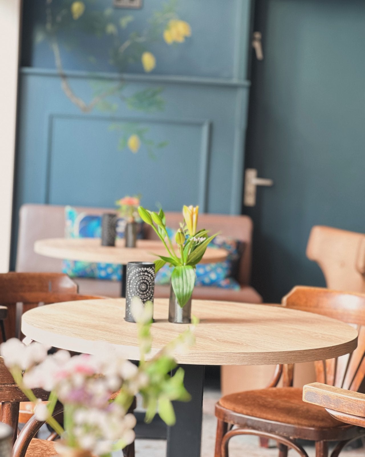 3 mooie restaurant tafels met sterke voet, Ophalen