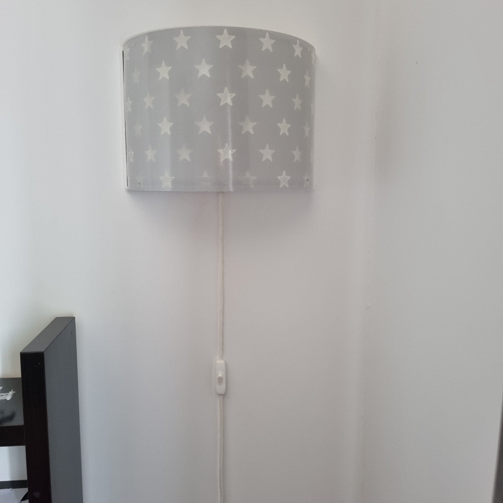 Wandlamp grijs kinderkamer sterren glow in the dark plastic, Met snoer/stekker, Bedlamp, Ophalen of Verzenden, Zo goed als nieuw