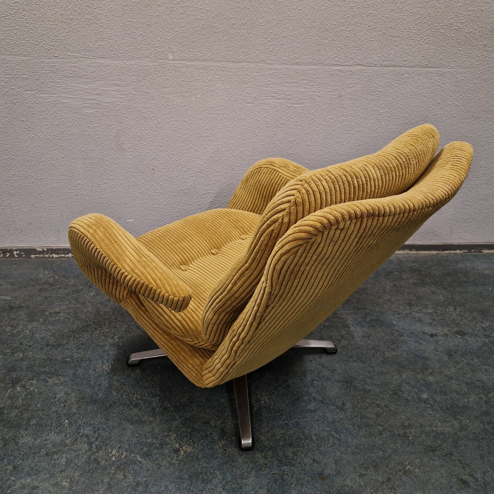 Foto 8 van vintage draaifauteuil Romefa nieuw bekleed jaren 60 ribstof