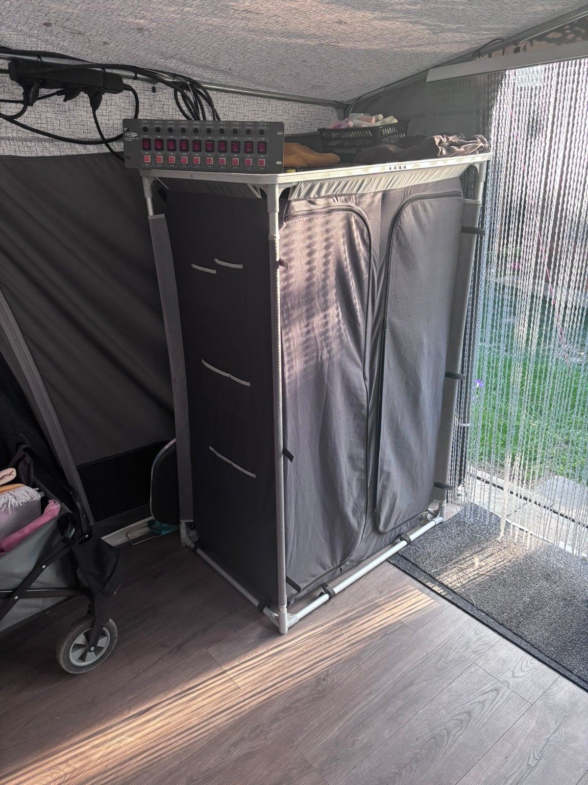 Camping kledingkast, Caravans en Kamperen, Ophalen, Zo goed als nieuw