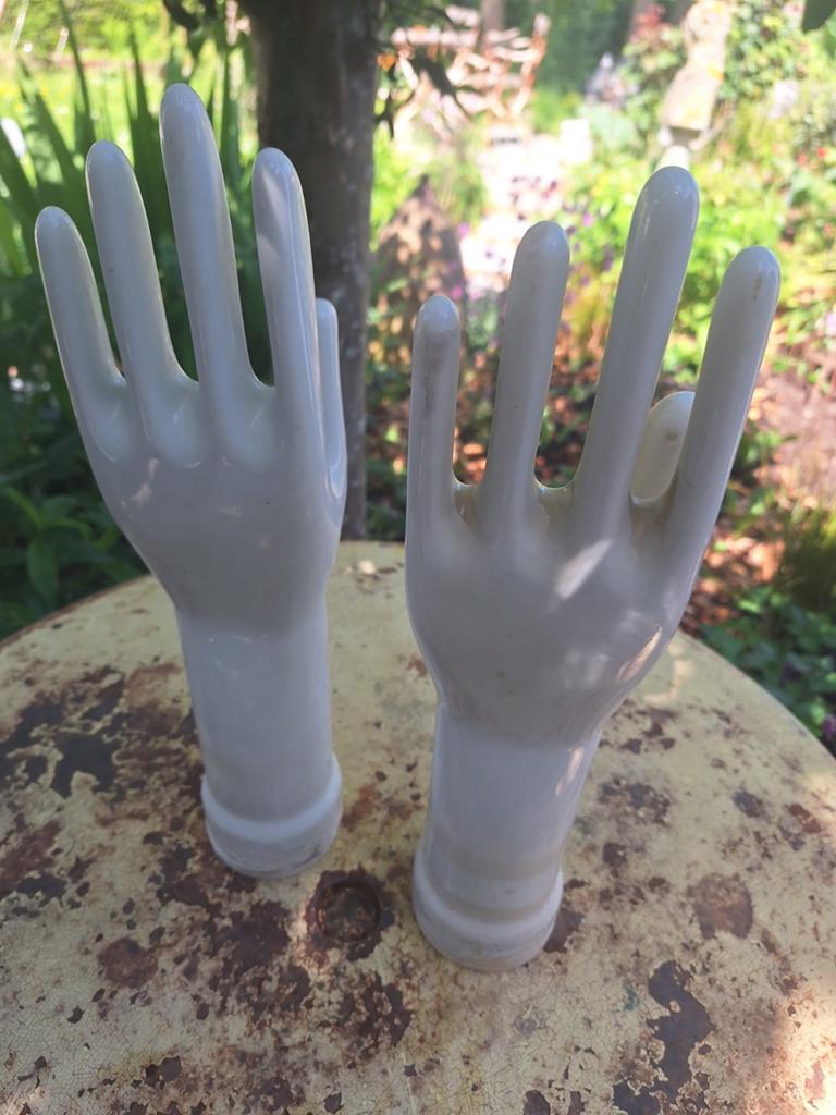 2 porceleinen mallen voor rubber handschoenen, Ophalen of Verzenden