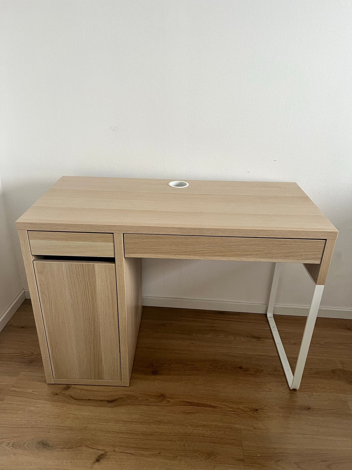 IKEA MICKE bureau wit gelazuurd eikeneffect 105x50cm, Huis en Inrichting, Bureaus, Ophalen, Met lades, Spaanplaat of MDF, Zo goed als nieuw