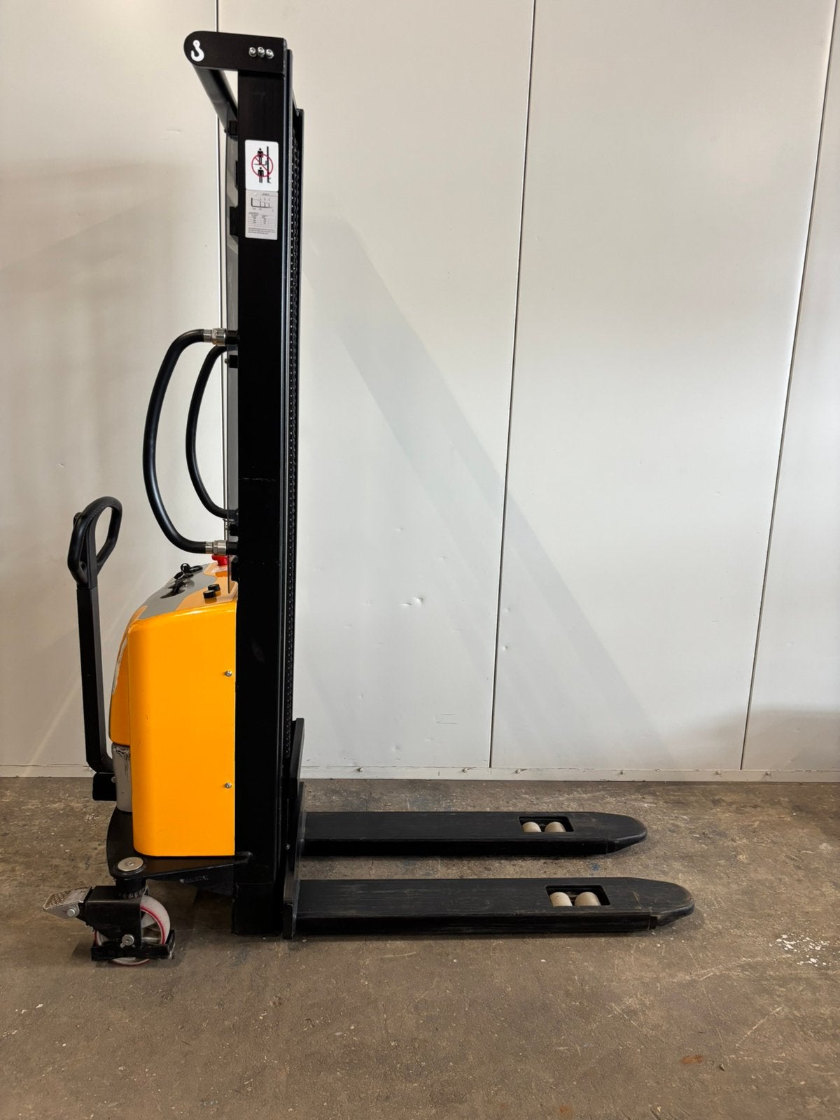 Semi-elektrische stapelaar / palletheffer / palletlifter, Ophalen, Gebruikt, ., .