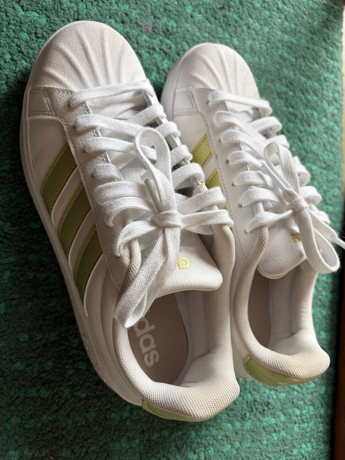 Adidas sneakers wit met goud, maat 38,5, Kleding | Dames, Schoenen, Ophalen, Gedragen, Wit, Sneakers of Gympen