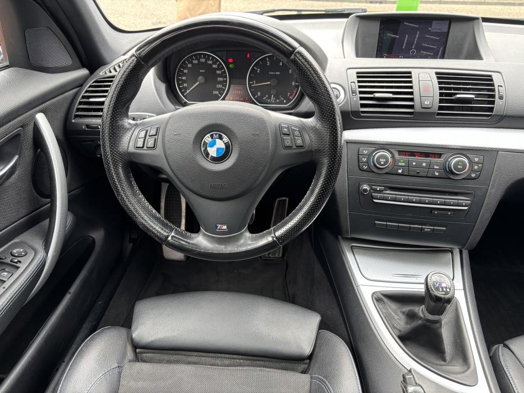 BMW 1-serie 118i High Executive leer navi 6bak elec dak!, Auto's, BMW, 1-Serie, Euro 5, Leder en Stof, Zwart