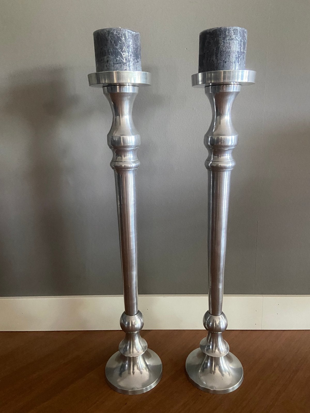 Set zware zilverkleurige metalen kaarsenstandaard 2 stuks, Antiek en Kunst, Ophalen, Overige materialen