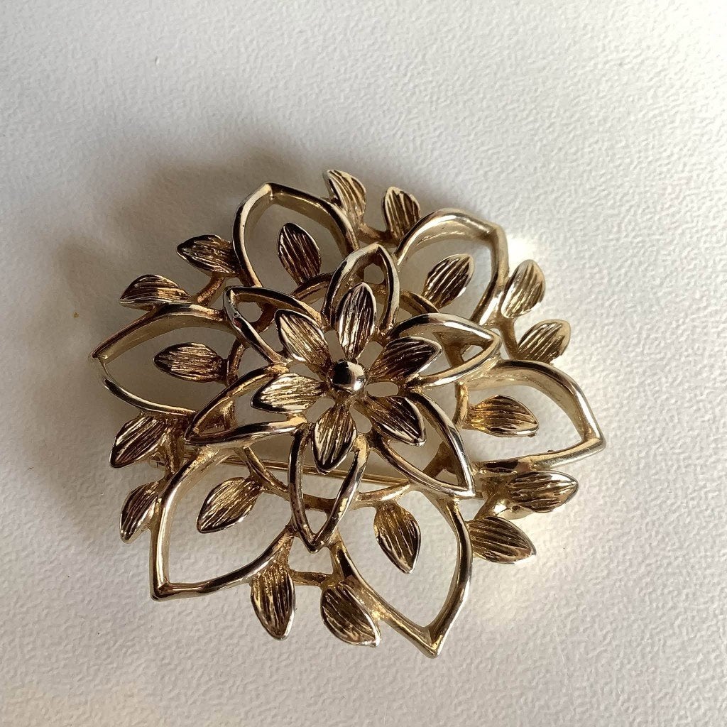 Prachtige vintage Sarah Coventry bloembroche, Overige materialen, 4 tot 7 cm, Ophalen of Verzenden, Zo goed als nieuw