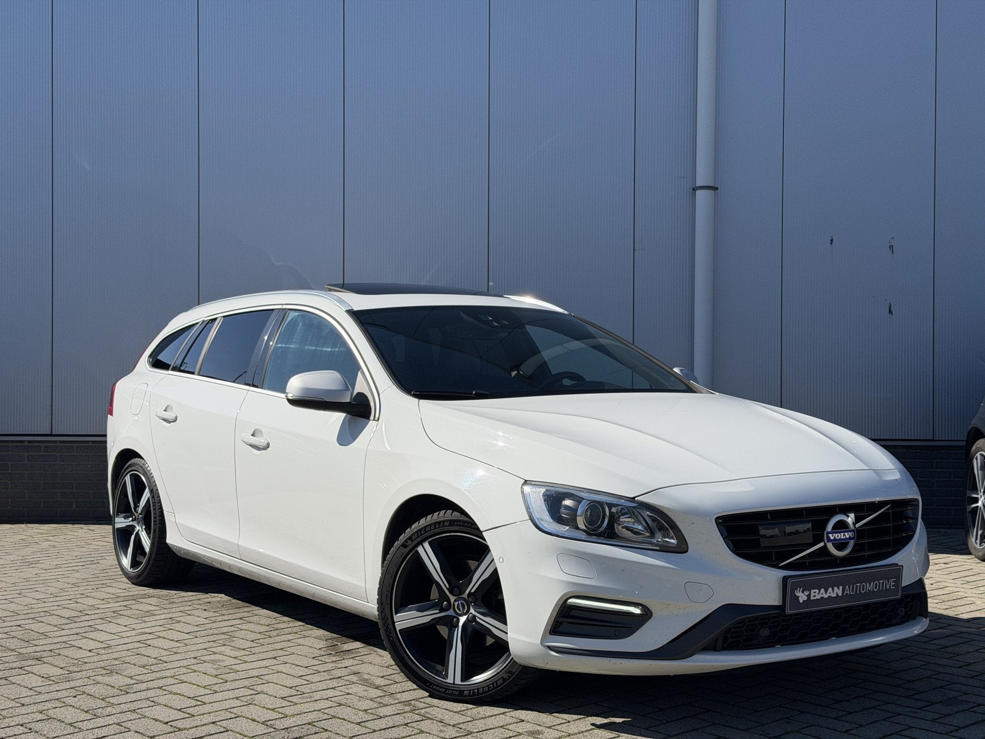 Volvo V60 2.0 T4 Business Sport | R-Design | Nwe. distributi, Gebruikt, 1969 cc, Wit, 1600 kg