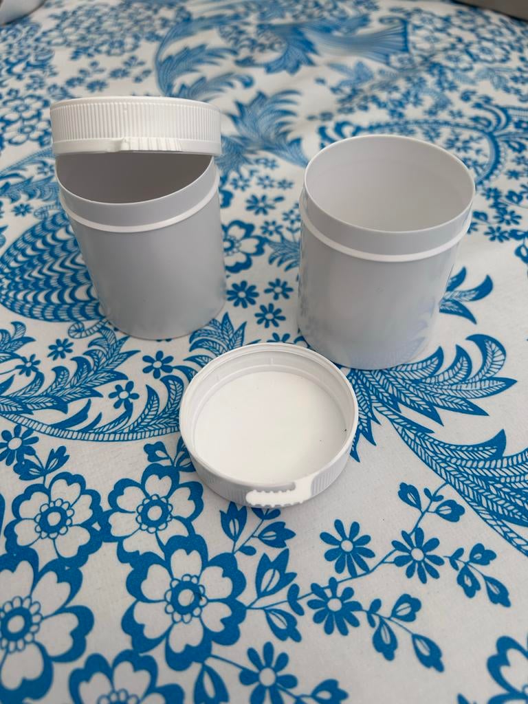 Nieuwe leeg (zalf) plastic potjes paar 100 stuks  met deksel, Ophalen, Nieuw