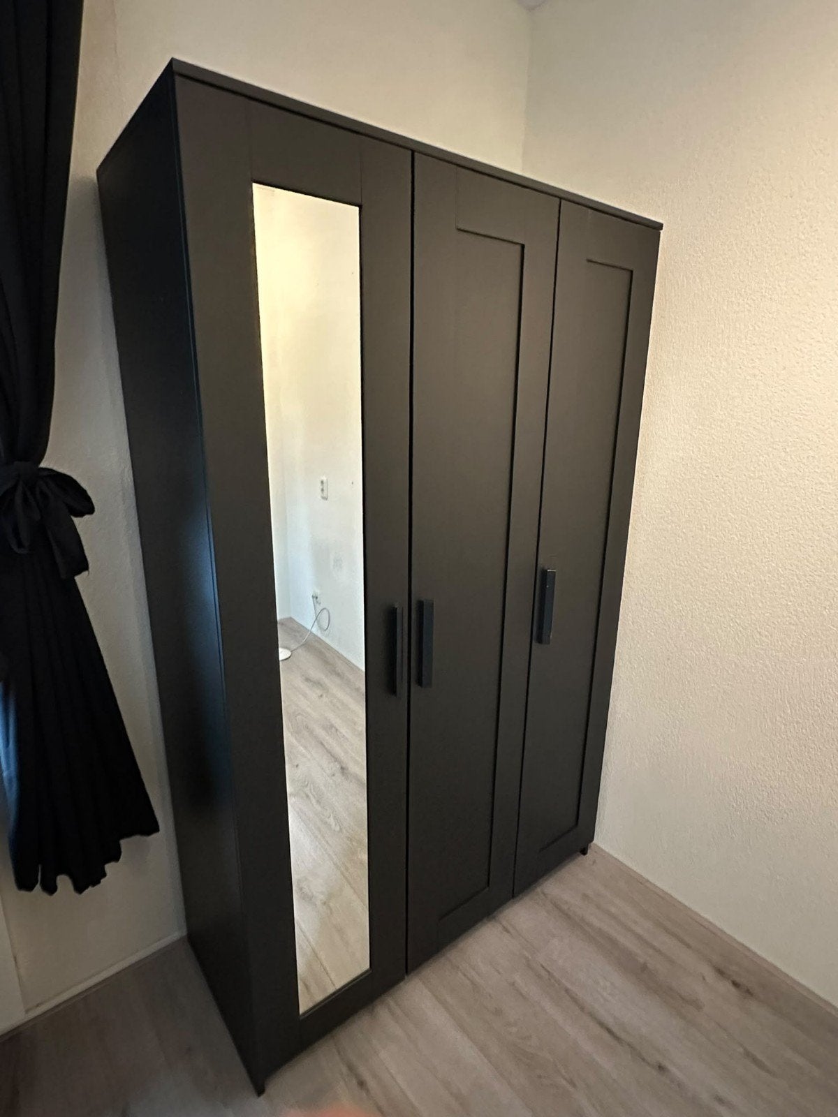 Mooie zwarte kledingkast met spiegel en planken, Ophalen, 100 tot 150 cm, 200 cm of meer, Overige houtsoorten