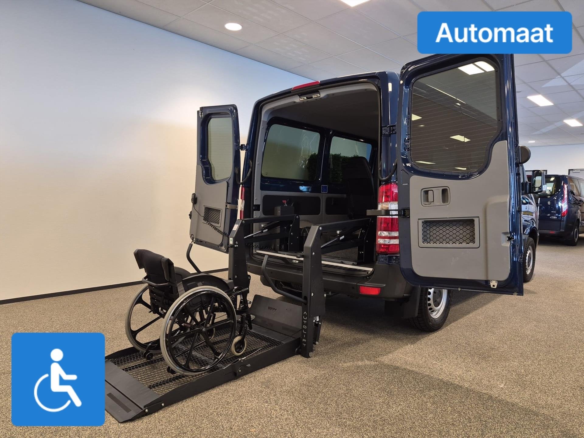 Mercedes Sprinter L1H1 Rolstoelbus Automaat - rolstoel voori, Auto's, 12 maanden, Stof, Gebruikt, Zwart