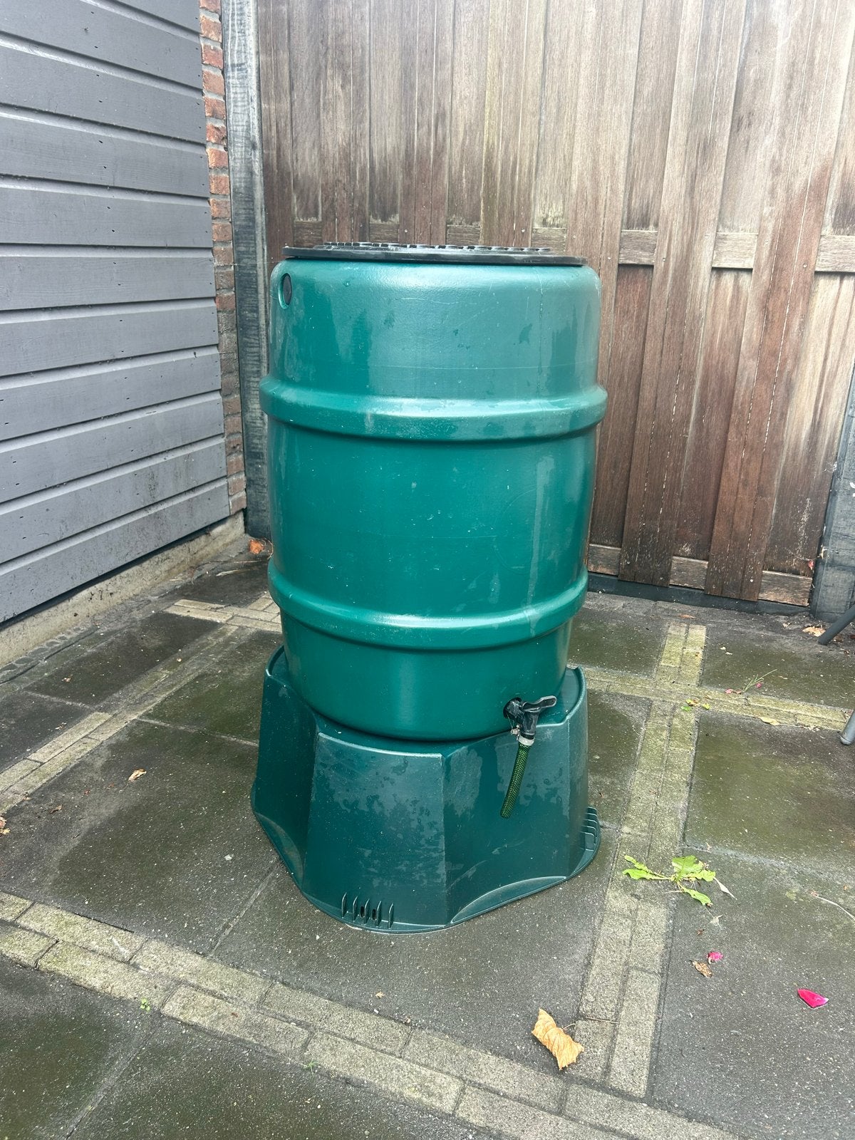 Nette gebruikte regenton met voet en kraantje, Tuin en Terras, Regentonnen, Ophalen, Kunststof, Gebruikt, Met kraantje
