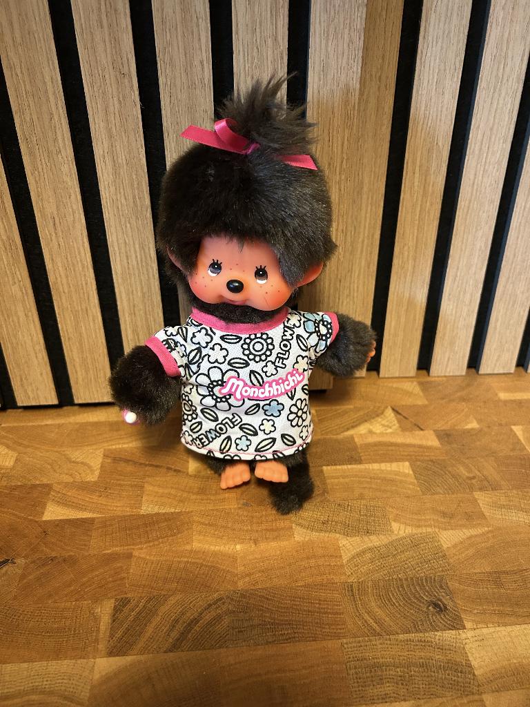 Monchhichi in bloemenshirt, Ophalen of Verzenden, Gebruikt