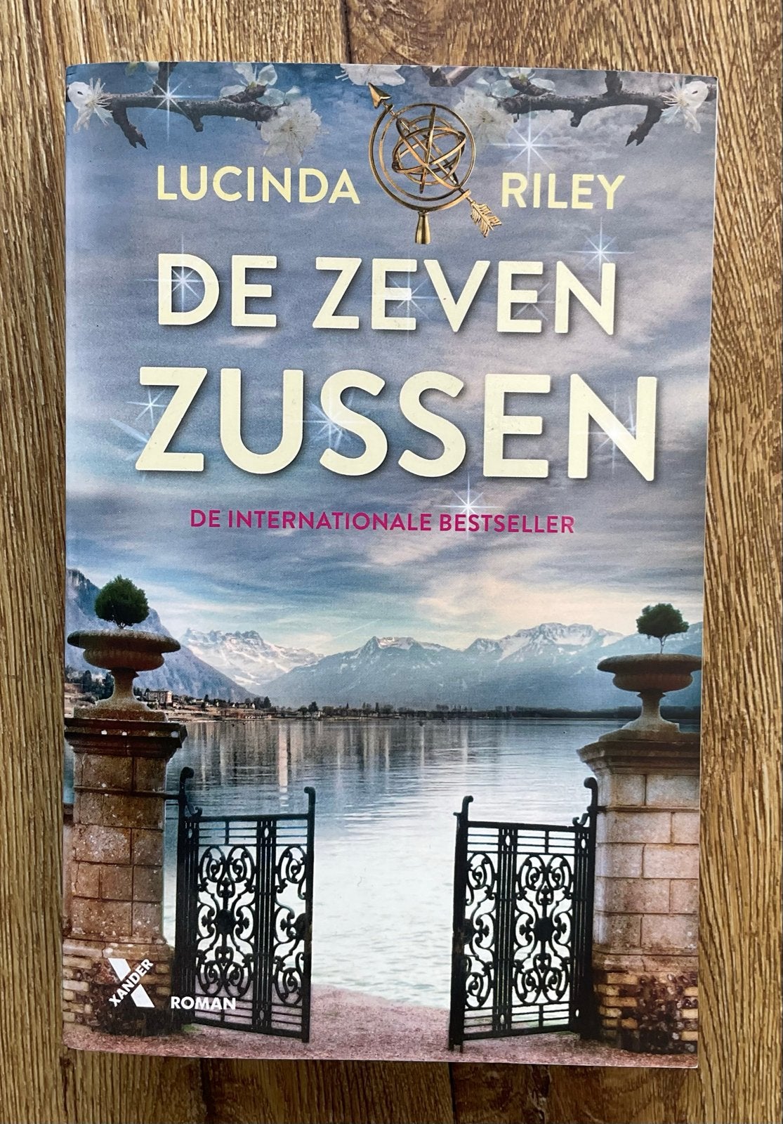 De Zeven Zussen - Lucinda Riley Deel 1, Boeken, Ophalen, Zo goed als nieuw, Europa overig