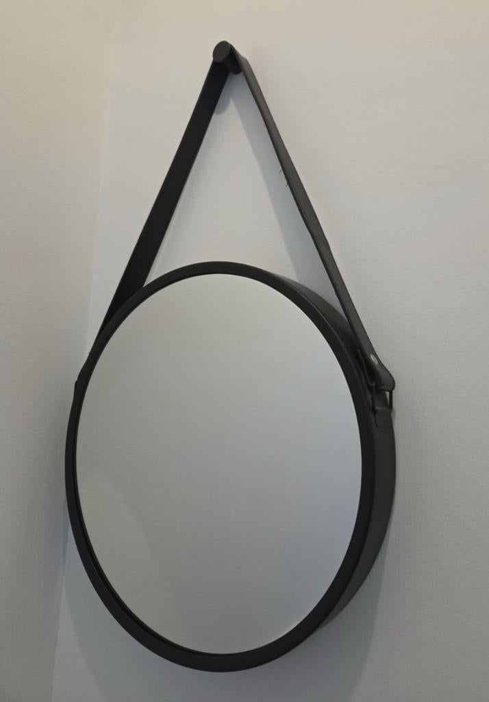 Industriële ronde spiegel 33cm met leren band én haak, Huis en Inrichting, Woonaccessoires | Spiegels, Ophalen, Zo goed als nieuw