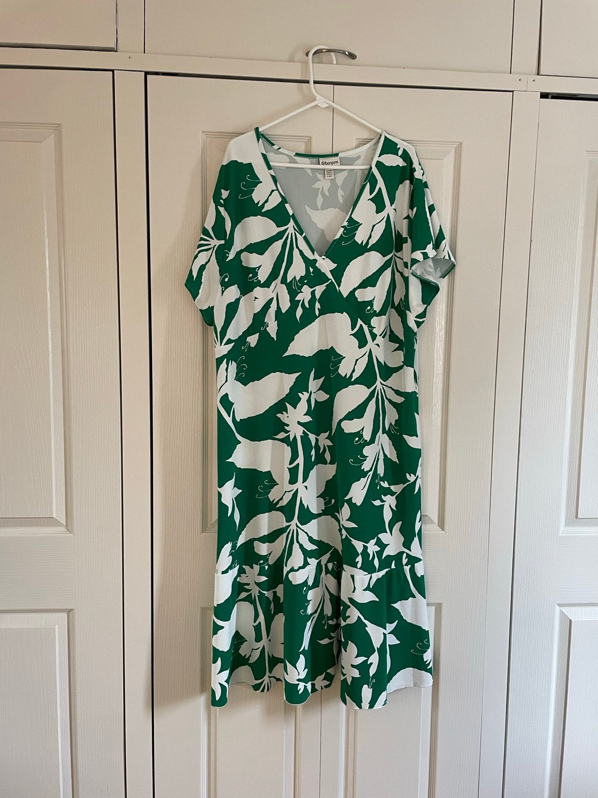 Prachtige Bonprix jurk maat 48 - Groen met wit bladprint, Ophalen, Maat 46/48 (XL) of groter, Zo goed als nieuw, Onder de knie