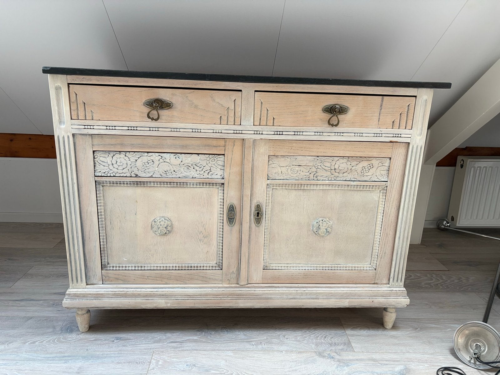 Antiek dressoir met natuurstenen blad donker groen, Antiek en Kunst, Ophalen of Verzenden