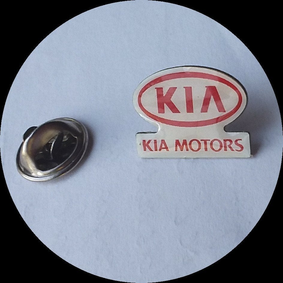 KIA MOTORS pin, rood wit, Ophalen of Verzenden, Zo goed als nieuw, Transport, Speldje of Pin