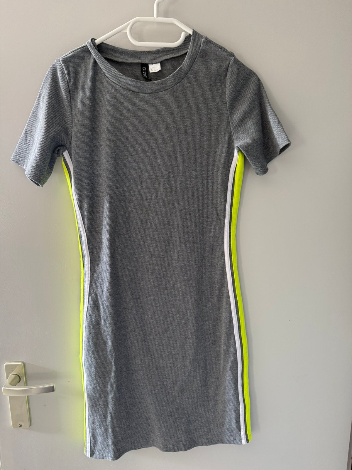 Zomerjurkje H&M met gele streep maat M, Kleding | Dames, Ophalen of Verzenden, Zo goed als nieuw, Maat 38/40 (M), Grijs