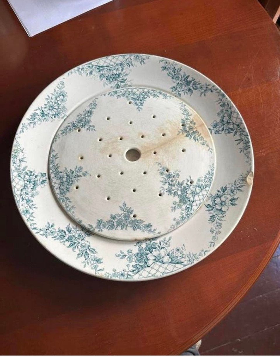 Bord met binnen bord, werd vroeger de vis op uit te lekken., Antiek en Kunst, Antiek | Servies compleet, Ophalen of Verzenden