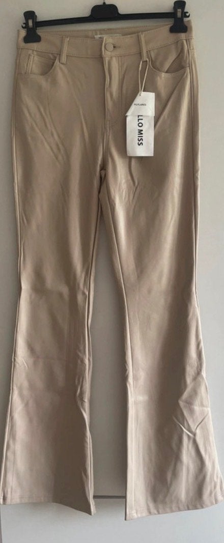 Nieuwe beige hello miss pu flared broek Maat 42, Beige, Maat 42/44 (L), Nieuw, Ophalen of Verzenden