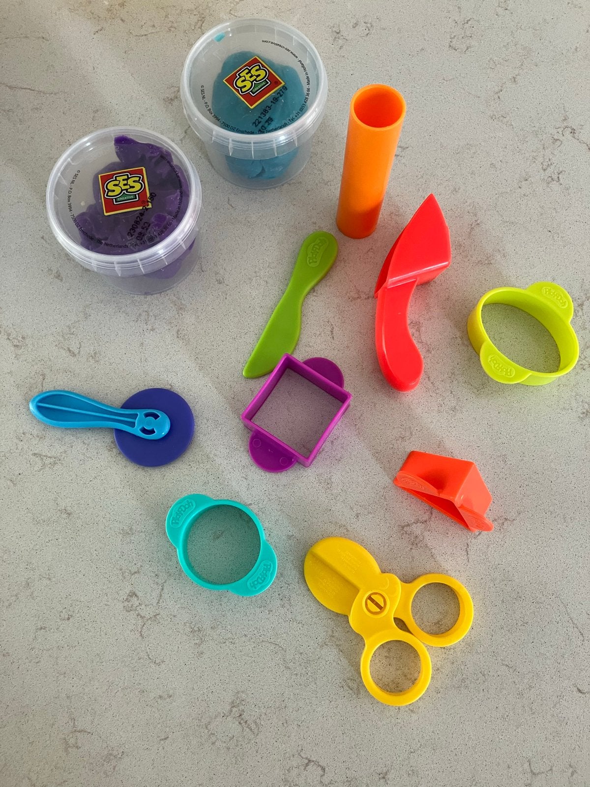 Play-Doh klei vormpjes en twee bekers klei, Kinderen en Baby's, Ophalen of Verzenden, Gebruikt, Overige typen