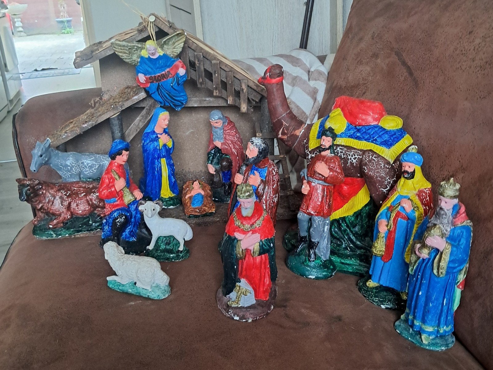 Grote Kerststal met 14 handgeschilderde beelden, Ophalen of Verzenden, Gebruikt