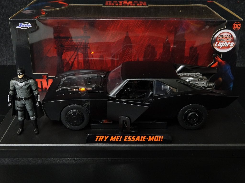 Jada 1:18 2022 Batmobile met Batman figuur en verlichting, Hobby en Vrije tijd, Modelauto's | 1:18, Overige merken, Jada, Auto