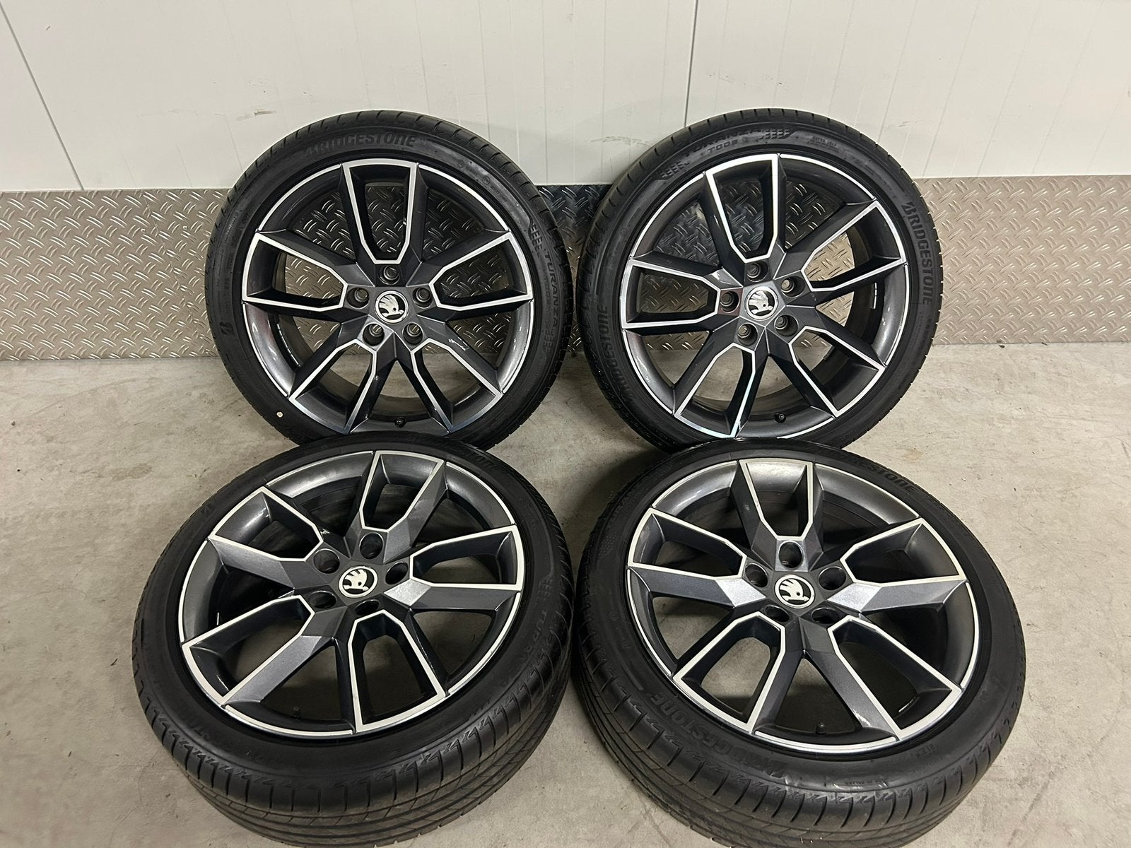 Originele Skoda Octavia VRS Gemini 18 inch Bridgestone 2023, Ophalen, 18 inch, Gebruikt, Banden en Velgen