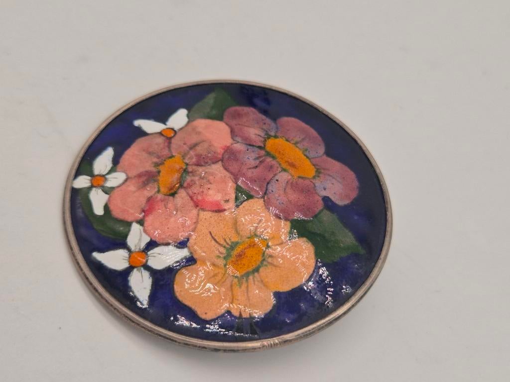 Oude zilveren broche met emaille en bloemen, Sieraden, Tassen en Uiterlijk, Broches, Ophalen of Verzenden, Gebruikt, Zilver, Zilver