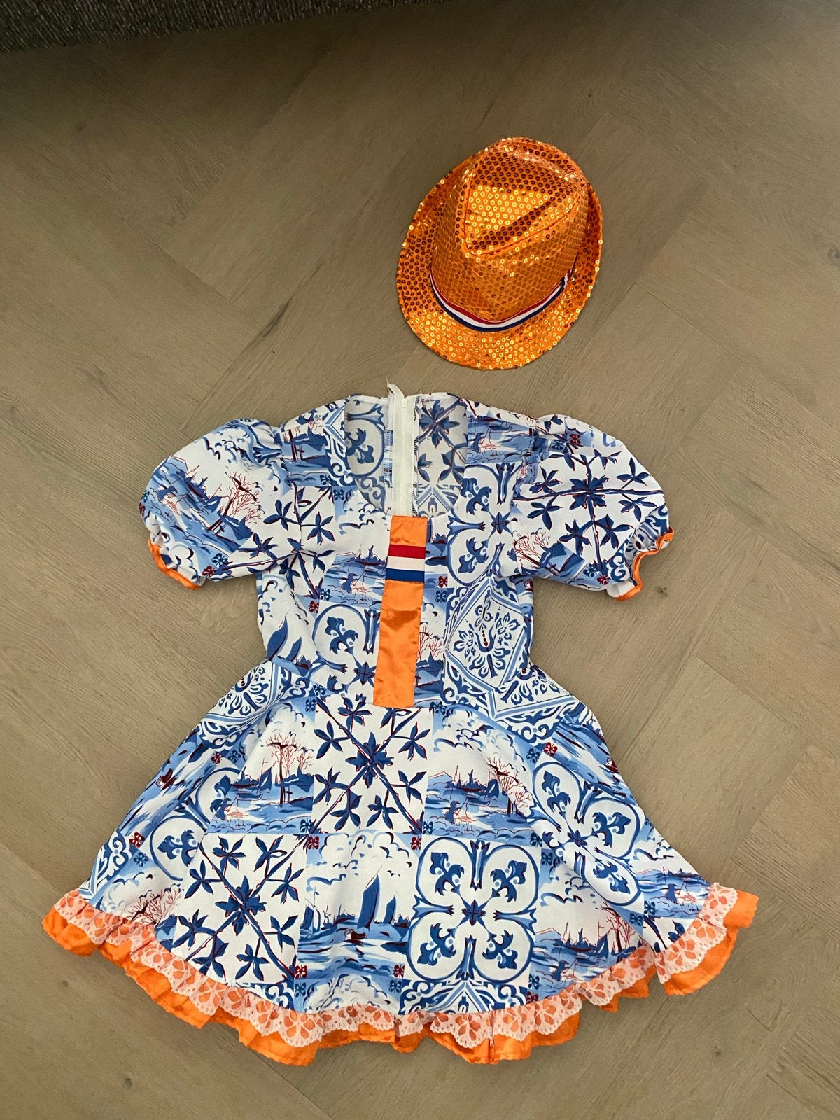 Delfts Blauw jurkje met oranje accenten en pailletten hoedje, Kinderen en Baby's, Ophalen of Verzenden, Zo goed als nieuw, 134 t/m 140